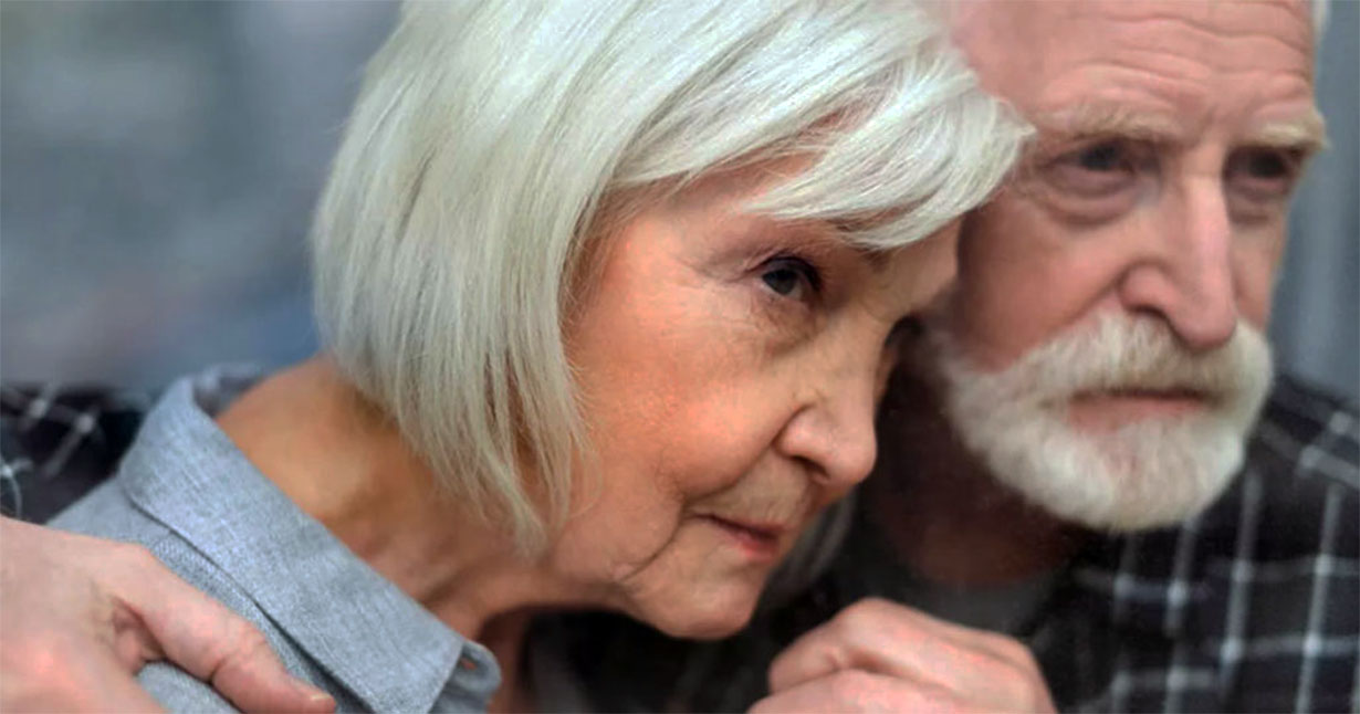 80-letni mężczyzna codziennie przynosi żonie śniadanie do domu spokojnej starości.