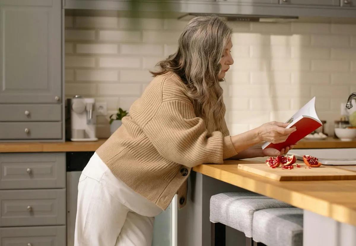 Co tydzień staruszek pisał list z domu spokojnej starości, aż dowiedziałem się, że adresat jest częścią mojej własnej historii.