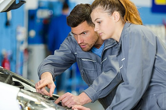 Chłopaki dokuczali nowej dziewczynie-mechanikowi, a następnego dnia podjechała Bugatti i powiedziała coś, co nas zaskoczyło.