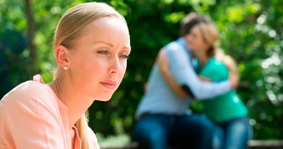 Mąż opuszcza żonę i dziecko dla młodej kochanki, a po latach jego córka zostaje jego szefową.