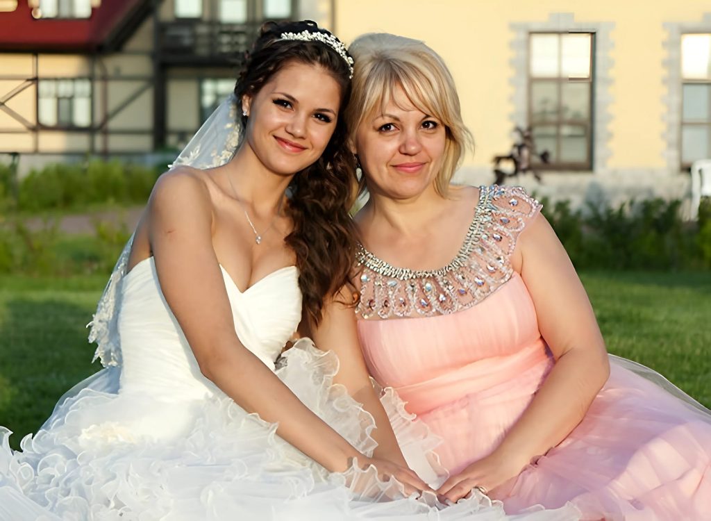 Pięć lat po śmierci mojej żony zabrałem dziecko na ślub mojego najlepszego przyjaciela – a kiedy zobaczyłem pannę młodą, moja córka zapytała: „Tato, dlaczego płaczesz?”.