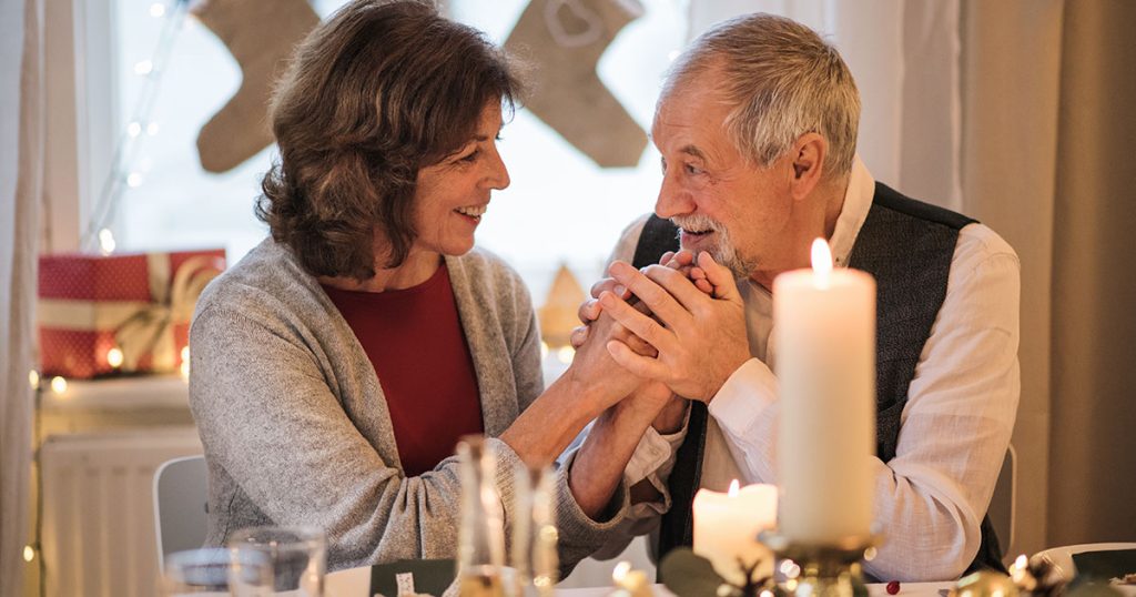 80-letni mężczyzna codziennie przynosi żonie śniadanie do domu spokojnej starości.