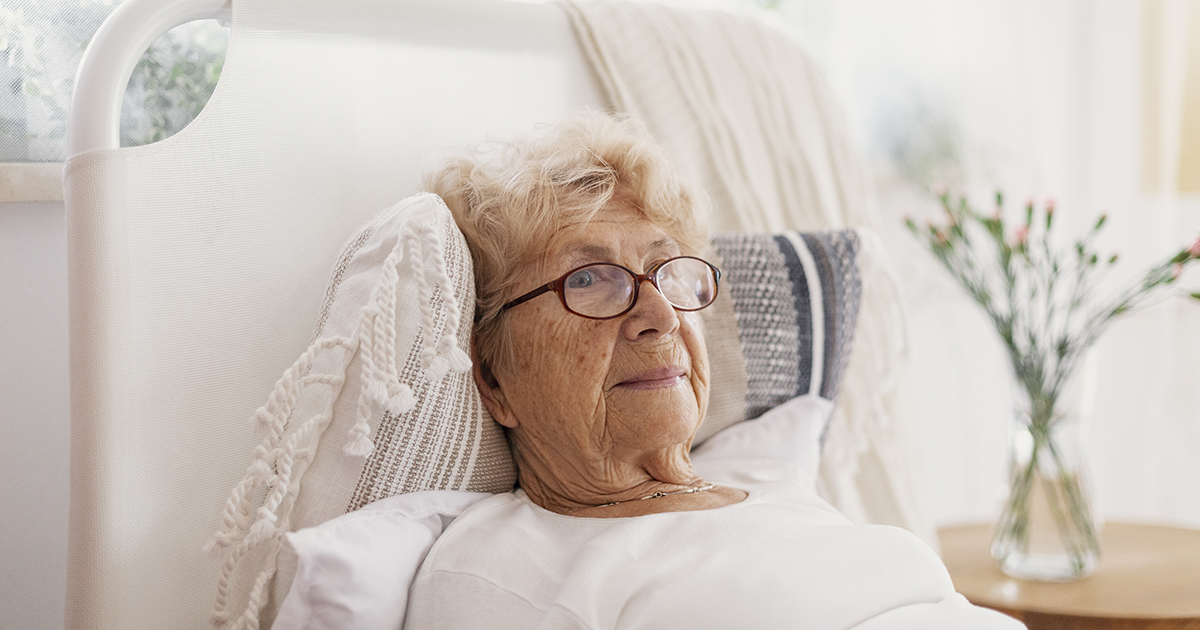 Moja umierająca sąsiadka poprosiła mnie, abym pilnie do niej przyszła – kiedy przyszłam, kazała mi wyjąć drewniane pudełko z jej szuflady i otworzyć je.