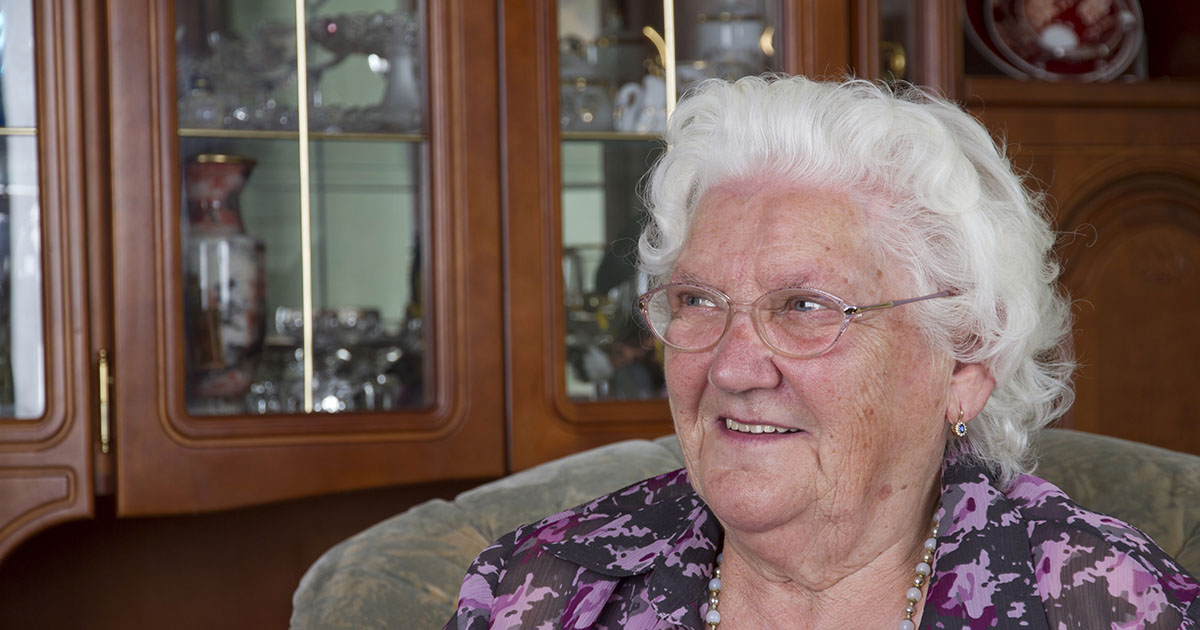 Moja umierająca sąsiadka poprosiła mnie, abym pilnie do niej przyszła – kiedy przyszłam, kazała mi wyjąć drewniane pudełko z jej szuflady i otworzyć je.