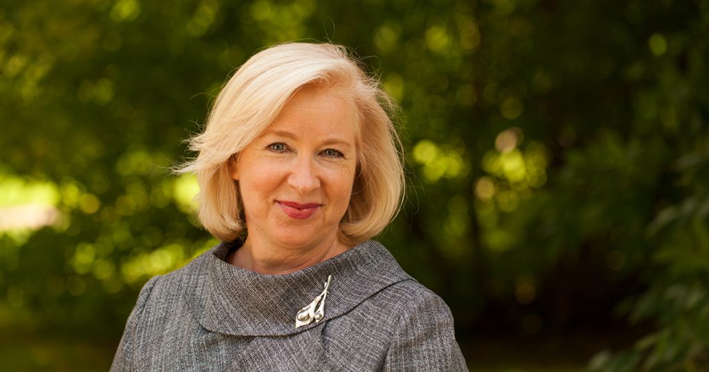 OPIERAŁAM SIĘ O MĘŻA, KIEDY UMARŁ, A JEGO DZIECI WYRZUCIŁY MNIE NA ULICĘ.