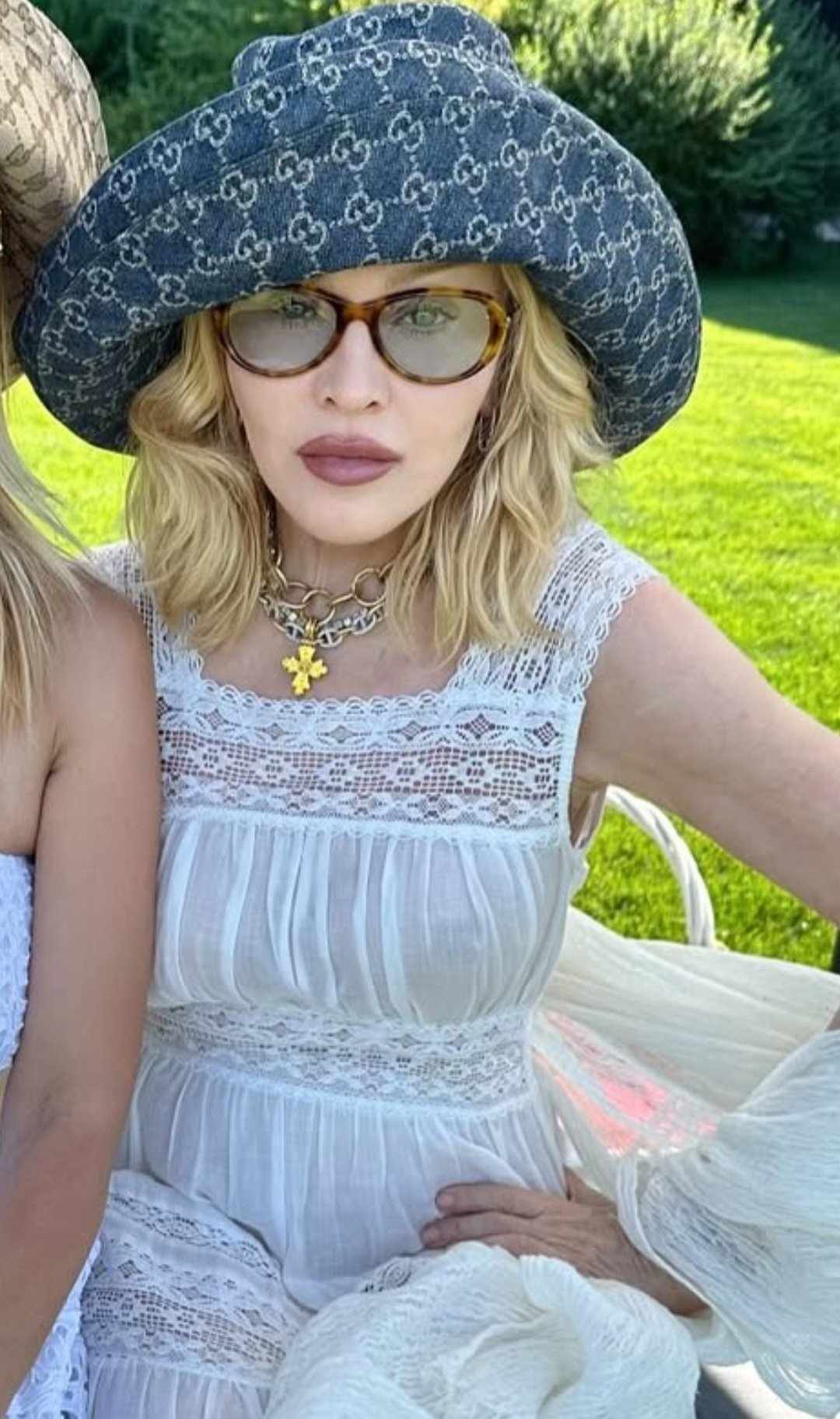 Ma ponad sześćdziesiąt lat, ale wygląda wspaniale i może sobie pozwolić na romans z młodym mężczyzną.