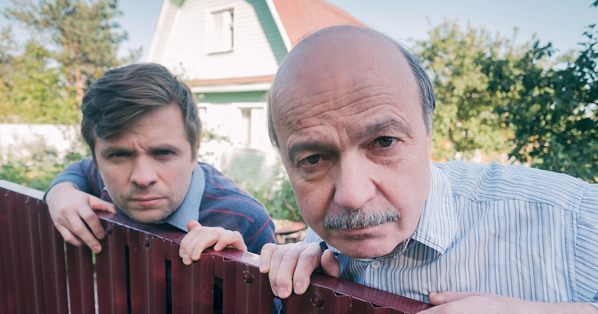 Sąsiedzi zainstalowali kamerę skierowaną na moje podwórko – dałam im nauczkę bez sądu.