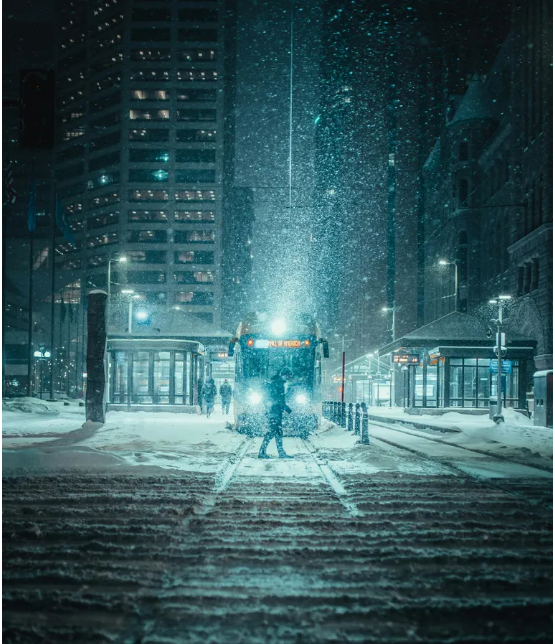 Starszy nauczyciel zapłacił za posiłek zmarzniętego chłopca — chłopiec zwrócił mu pieniądze siedem lat później.