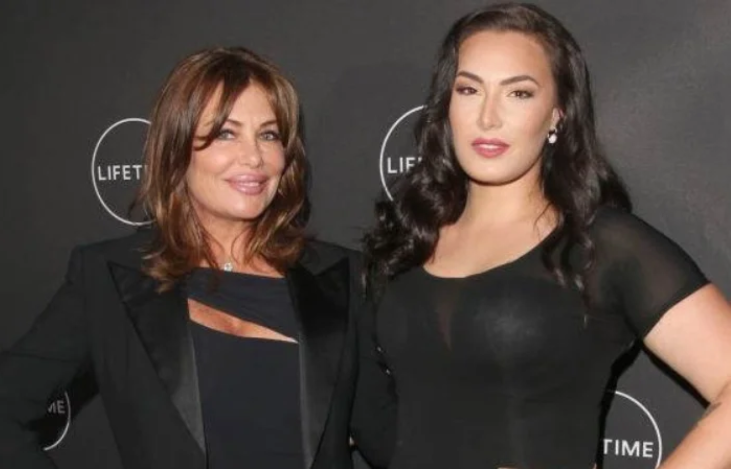 Słynna piękność w czerwieni: jak żyje aktorka, która zagrała kultową rolę