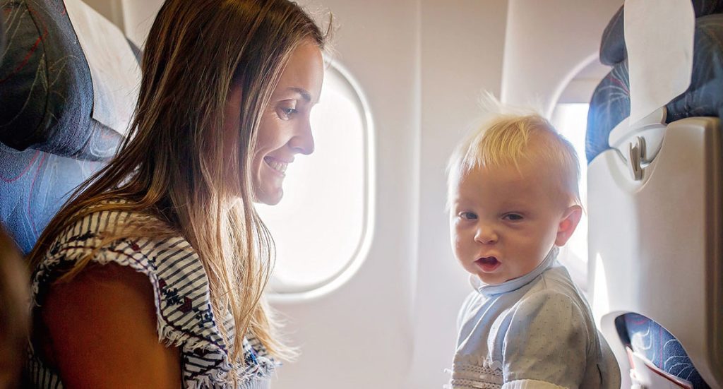 Zasnęłam na ramieniu nieznajomego w samolocie... a to, co zrobił potem, na zawsze zmieniło moje życie.