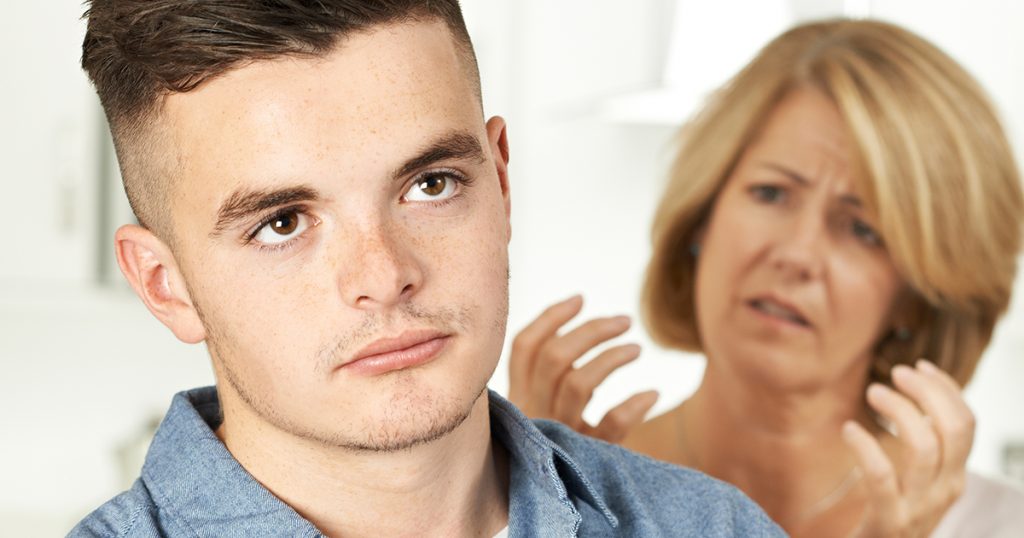 Syn wstydzi się swojej jednookiej matki i zaprasza inną kobietę na swoją uroczystość ukończenia szkoły.