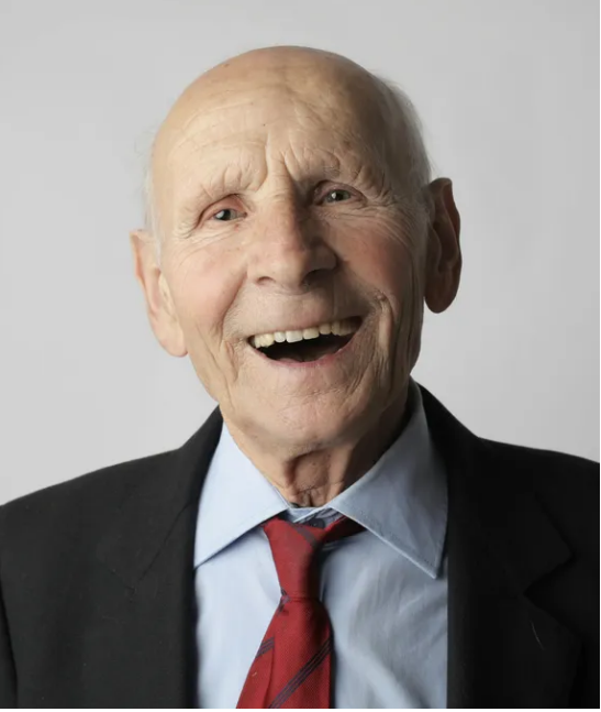 Starszy nauczyciel zapłacił za posiłek zmarzniętego chłopca — chłopiec zwrócił mu pieniądze siedem lat później.