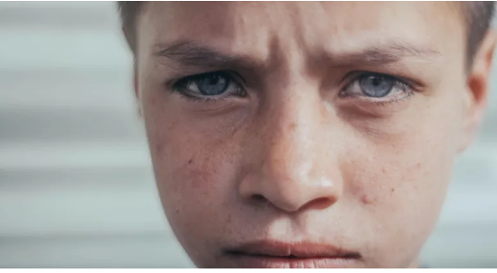 Starszy nauczyciel zapłacił za posiłek zmarzniętego chłopca — chłopiec zwrócił mu pieniądze siedem lat później.