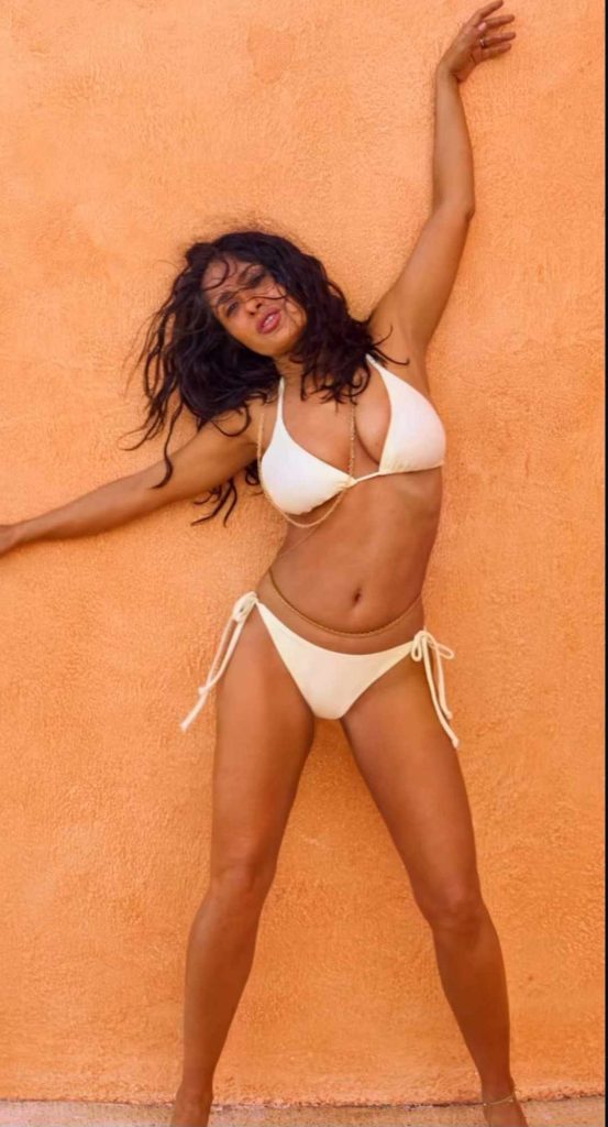 Ma prawie 60 lat, ale jej zdjęcia nadal wywołują u mężczyzn gorączkę.