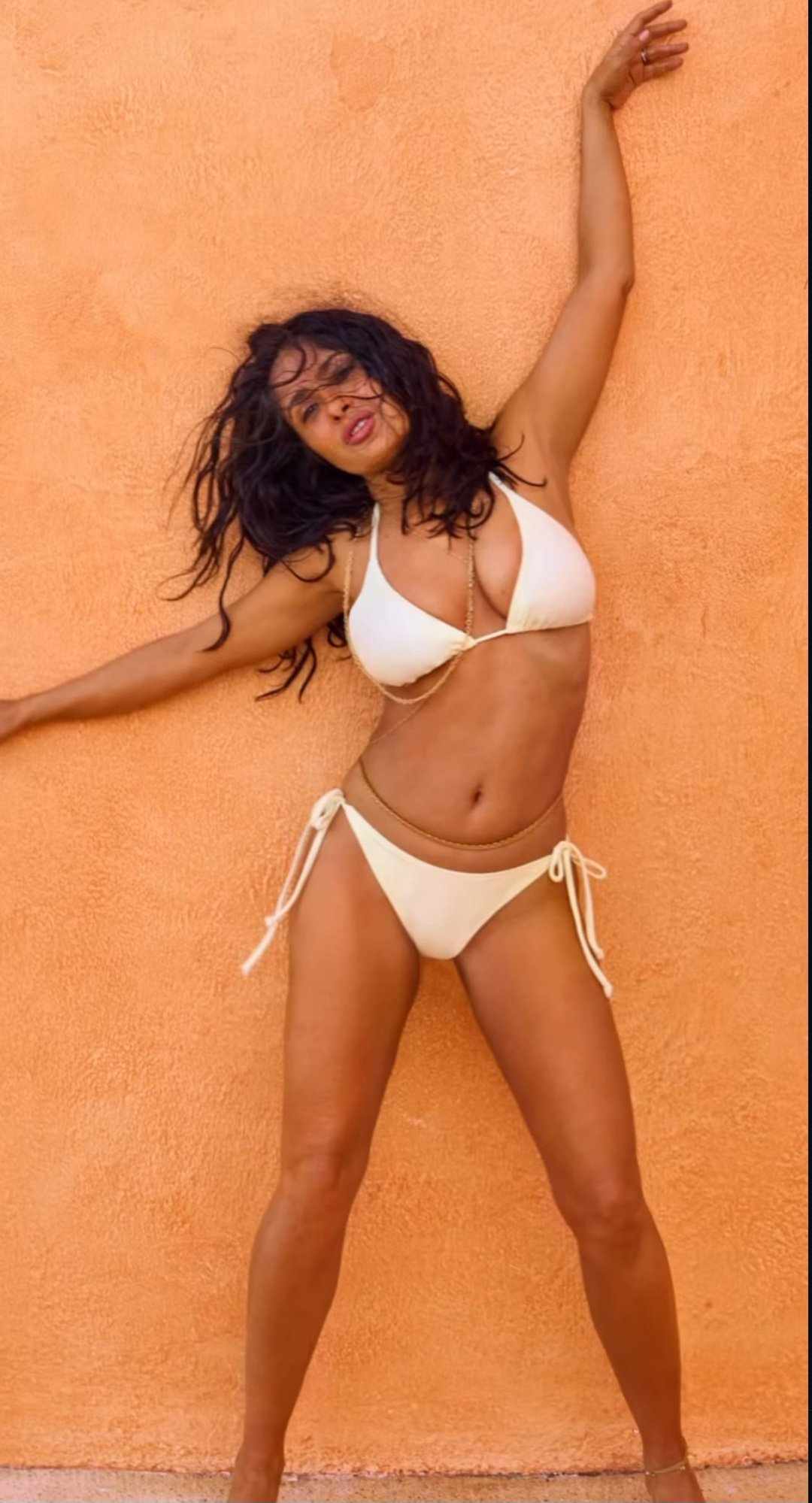 Ma prawie 60 lat, ale jej zdjęcia nadal wywołują u mężczyzn gorączkę.