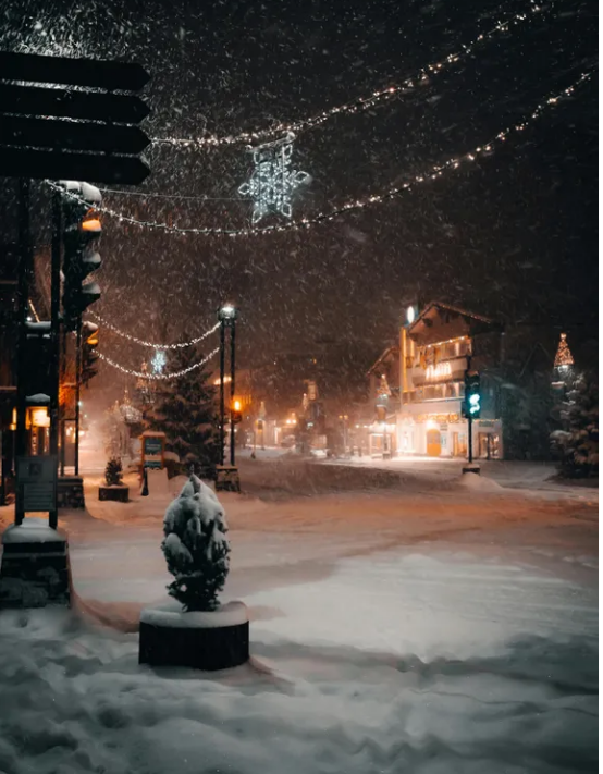 Starszy nauczyciel zapłacił za posiłek zmarzniętego chłopca — chłopiec zwrócił mu pieniądze siedem lat później.