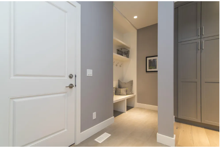 Byłam przekonana, że z nami mieszka córka mojego męża, aż pewnego dnia wróciłam do domu wcześniej.