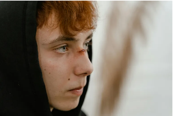 Starszy nauczyciel zapłacił za posiłek zmarzniętego chłopca — chłopiec zwrócił mu pieniądze siedem lat później.