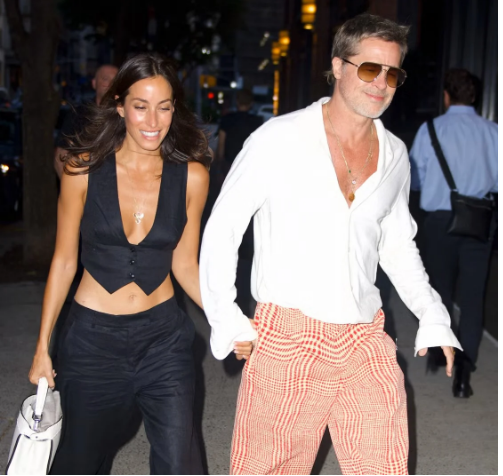 Po rozwodzie z Angeliną Jolie Brad Pitt całkowicie zostawił przeszłość za sobą i wygląda na znacznie szczęśliwszego.