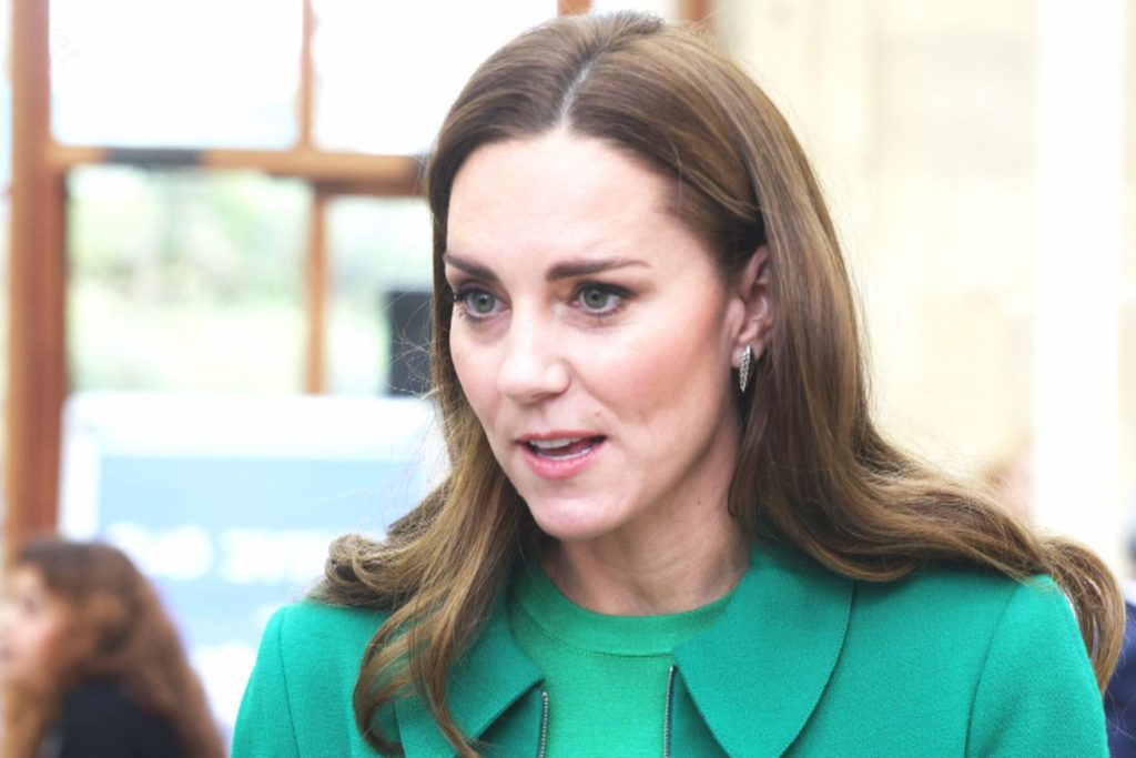 Kate Middleton znacznie schudła, niedawno pojawiła się publicznie w eleganckim garniturze z spodniami.