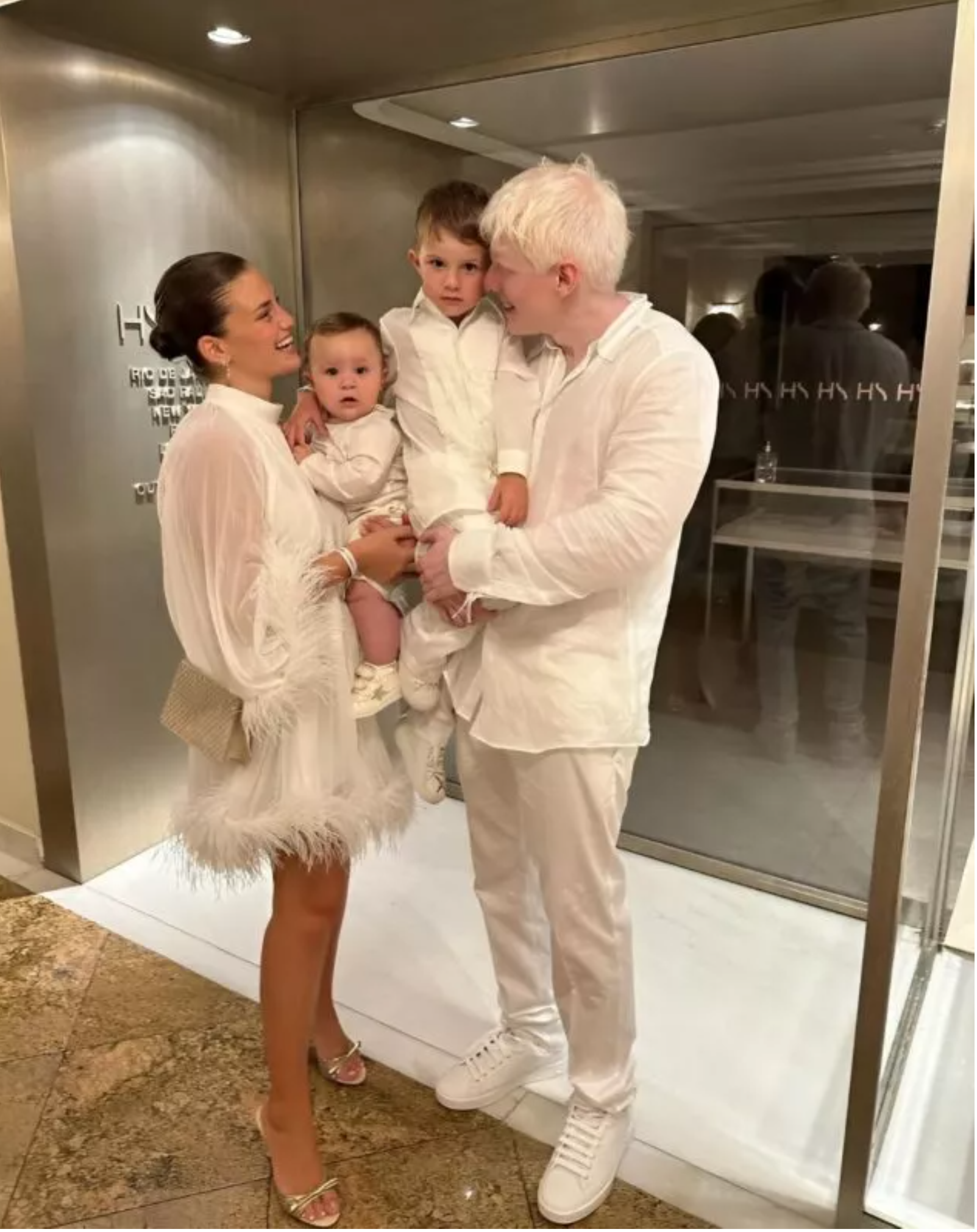 Mężczyzna o rzadkiej urodzie wychowuje dwoje dzieci urodzonych w małżeństwie z modelką.