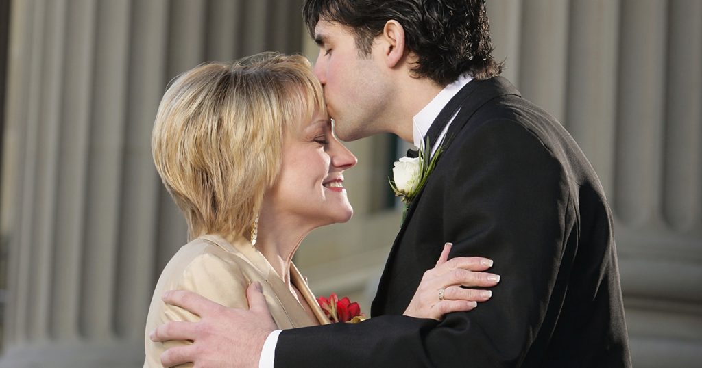 Mój 40-letni syn zatrudnił prawnika, aby pozwał mnie do sądu i odebrał mi dom, ale karma wkroczyła do akcji z całą surowością.