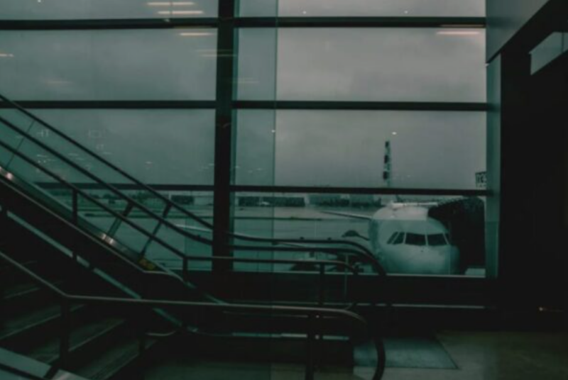 Obsługiwałam bogatą parę podczas lotu, a następnego dnia moja mama przedstawiła mi swojego młodego narzeczonego, który leciał tym samym lotem.