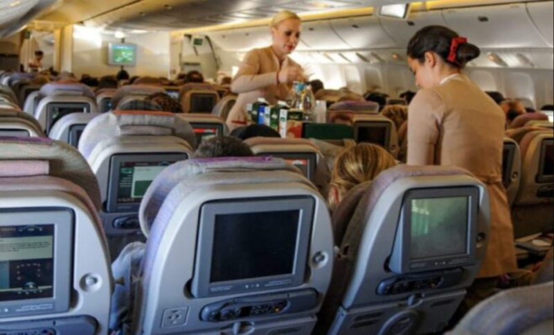 Obsługiwałam bogatą parę podczas lotu, a następnego dnia moja mama przedstawiła mi swojego młodego narzeczonego, który leciał tym samym lotem.