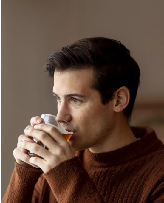 Starszy nauczyciel zapłacił za posiłek zmarzniętego chłopca — chłopiec zwrócił mu pieniądze siedem lat później.