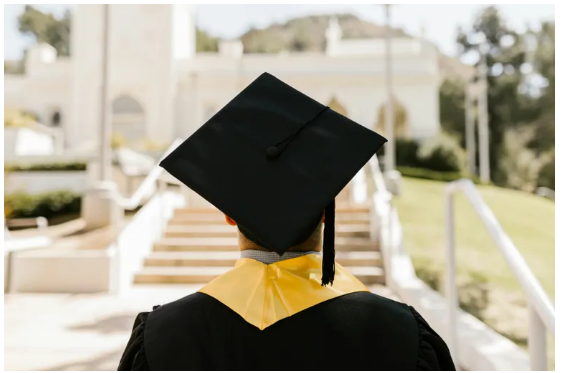 Starszy nauczyciel zapłacił za posiłek zmarzniętego chłopca — chłopiec zwrócił mu pieniądze siedem lat później.