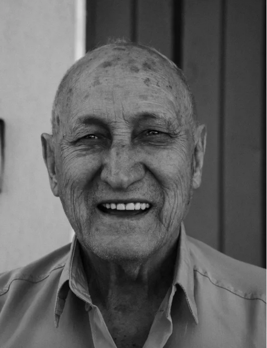 Starszy nauczyciel zapłacił za posiłek zmarzniętego chłopca — chłopiec zwrócił mu pieniądze siedem lat później.