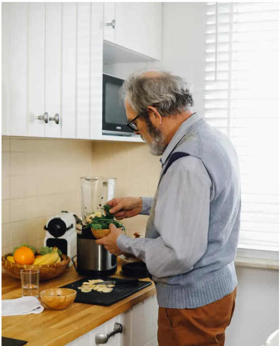 Starszy nauczyciel zapłacił za posiłek zmarzniętego chłopca — chłopiec zwrócił mu pieniądze siedem lat później.