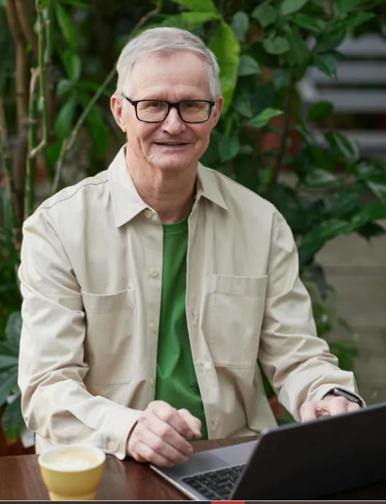 Starszy nauczyciel zapłacił za posiłek zmarzniętego chłopca — chłopiec zwrócił mu pieniądze siedem lat później.