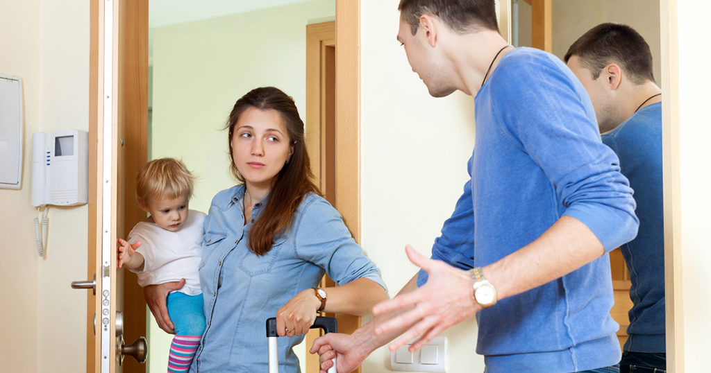 Mój mąż zostawił mnie i dzieci, żebyśmy wracały do domu z ciężkimi bagażami, podczas gdy on spędzał czas z przyjaciółmi — dałam mu surową nauczkę.