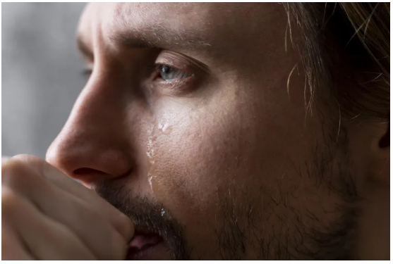 Starszy nauczyciel zapłacił za posiłek zmarzniętego chłopca — chłopiec zwrócił mu pieniądze siedem lat później.