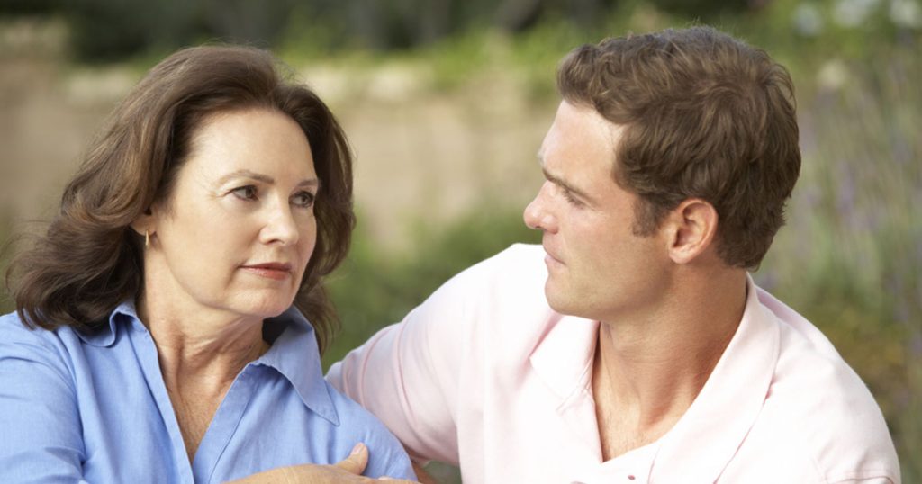 Mój 40-letni syn zatrudnił prawnika, aby pozwał mnie do sądu i odebrał mi dom, ale karma wkroczyła do akcji z całą surowością.