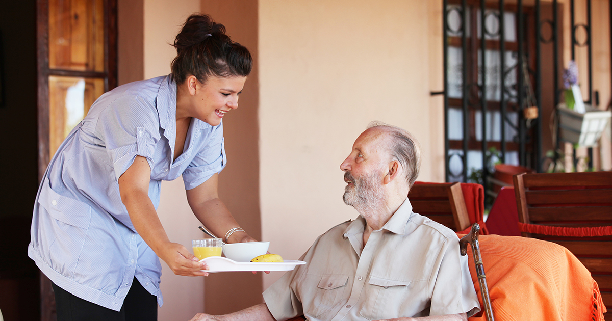 Mój syn pomógł starszej osobie z wadą wzroku zapłacić za zakupy, a dzisiaj pod nasz dom podjechała cała flota czarnych SUV-ów.