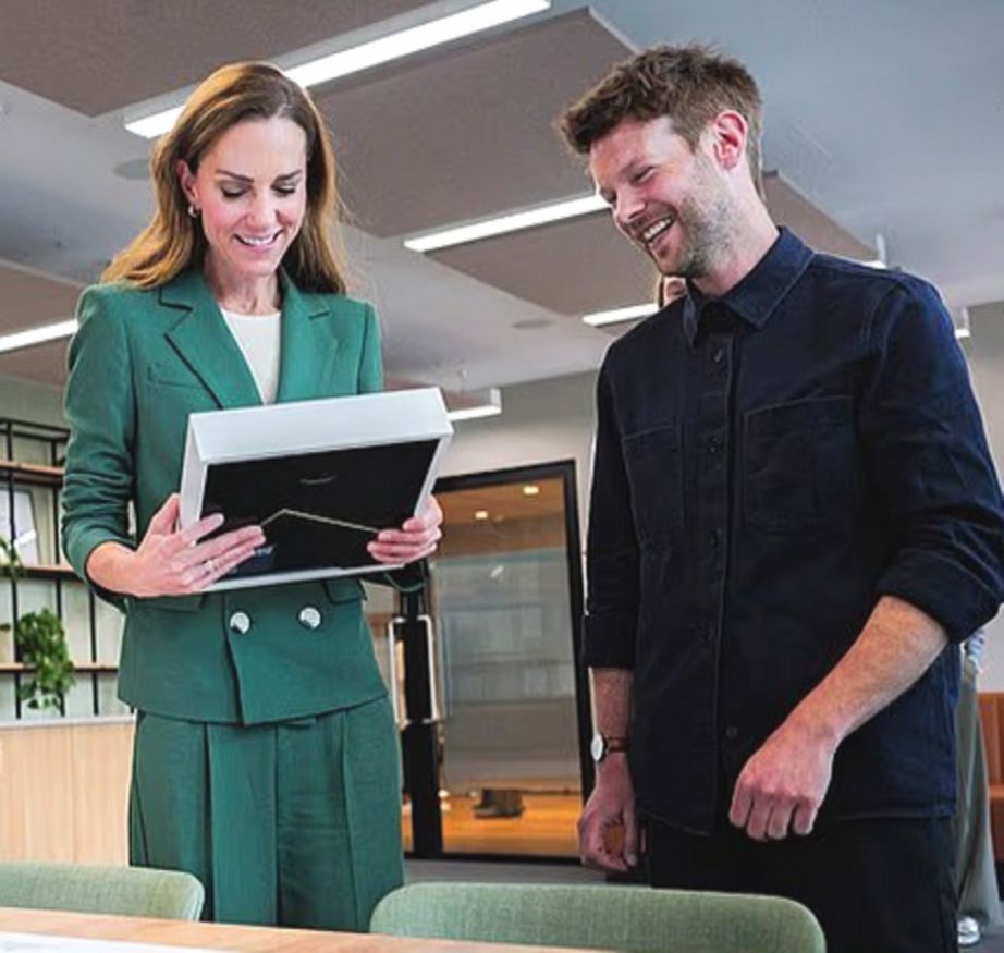 Kate Middleton znacznie schudła, niedawno pojawiła się publicznie w eleganckim garniturze z spodniami.