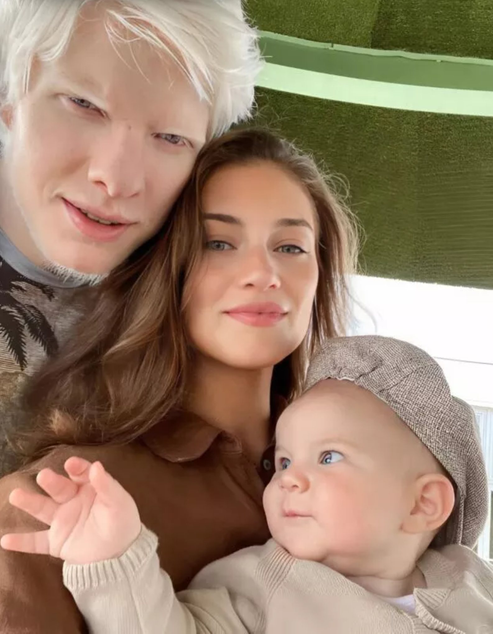 Mężczyzna o rzadkiej urodzie wychowuje dwoje dzieci urodzonych w małżeństwie z modelką.