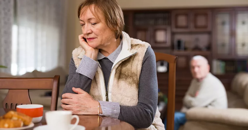 OPIERAŁAM SIĘ O MĘŻA, KIEDY UMARŁ, A JEGO DZIECI WYRZUCIŁY MNIE NA ULICĘ.