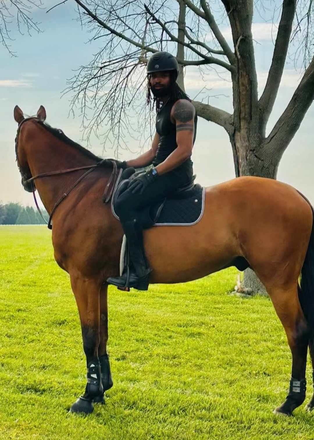 Ma ponad sześćdziesiąt lat, ale wygląda wspaniale i może sobie pozwolić na romans z młodym mężczyzną.