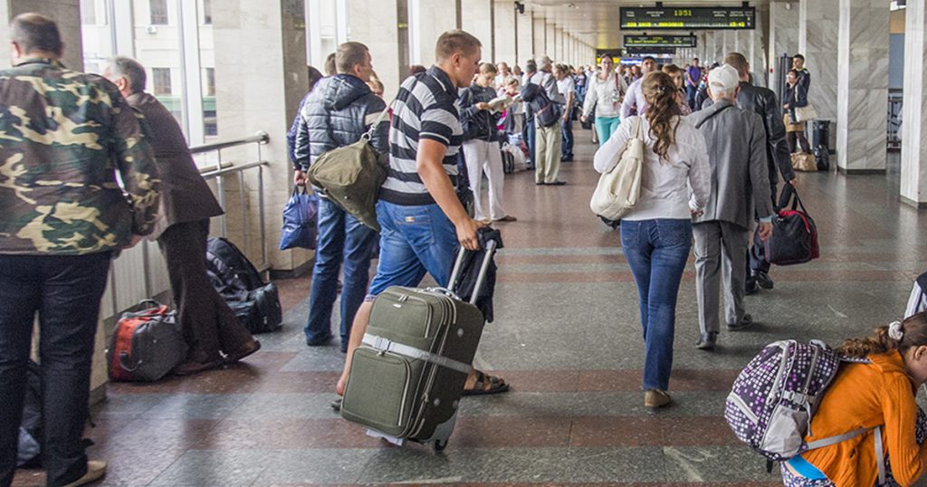 Mój mąż zostawił mnie i dzieci, żebyśmy wracały do domu z ciężkimi bagażami, podczas gdy on spędzał czas z przyjaciółmi — dałam mu surową nauczkę.