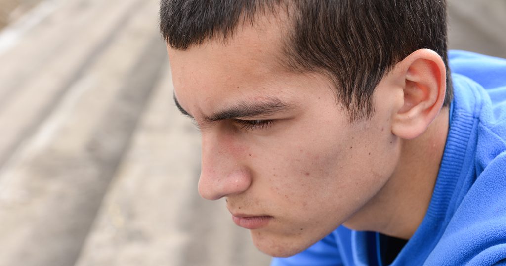 Syn wstydzi się swojej jednookiej matki i zaprasza inną kobietę na swoją uroczystość ukończenia szkoły.