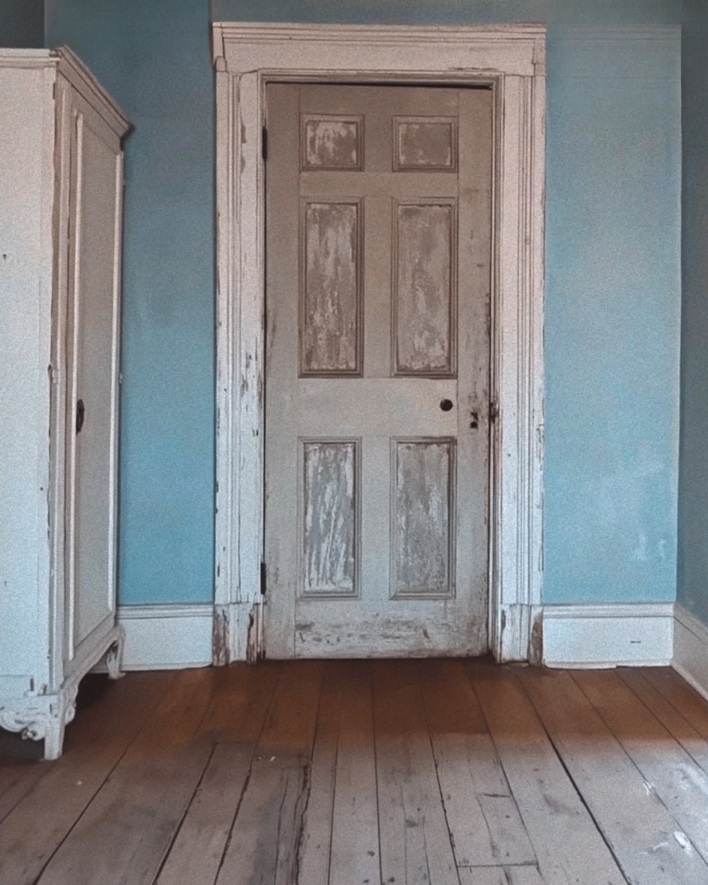 Po śmierci matki rodzeństwo odkrywa zardzewiałe drzwi za jej szafą.