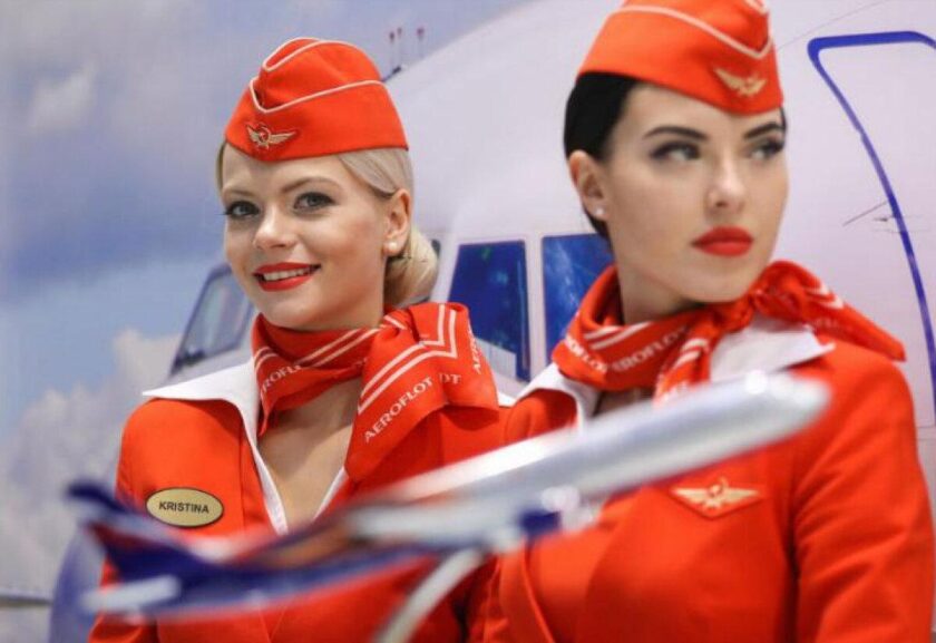 Obsługiwałam bogatą parę podczas lotu, a następnego dnia moja mama przedstawiła mi swojego młodego narzeczonego, który leciał tym samym lotem.