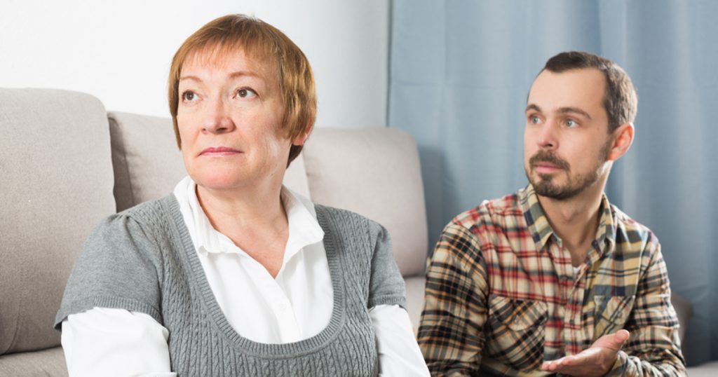 Mój 40-letni syn zatrudnił prawnika, aby pozwał mnie do sądu i odebrał mi dom, ale karma wkroczyła do akcji z całą surowością.