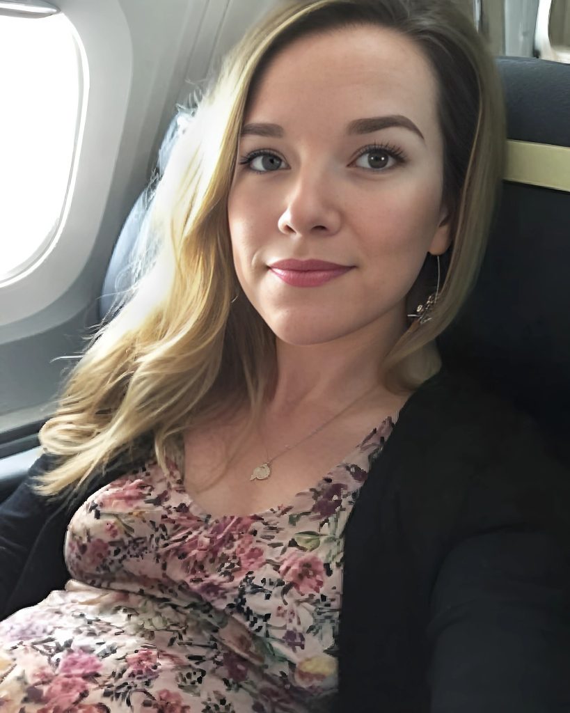 Kobieta w ciąży zmuszona jest klęczeć podczas lotu – szokujący powód.