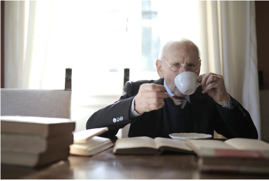 Starszy nauczyciel zapłacił za posiłek zmarzniętego chłopca — chłopiec zwrócił mu pieniądze siedem lat później.