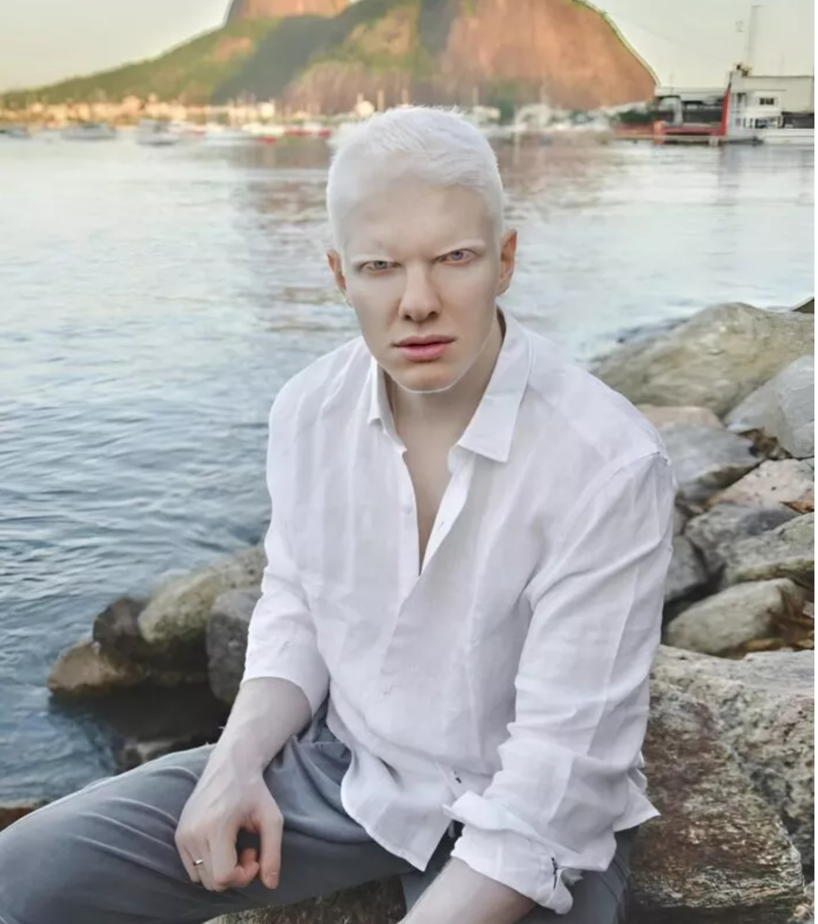 Mężczyzna o rzadkiej urodzie wychowuje dwoje dzieci urodzonych w małżeństwie z modelką.