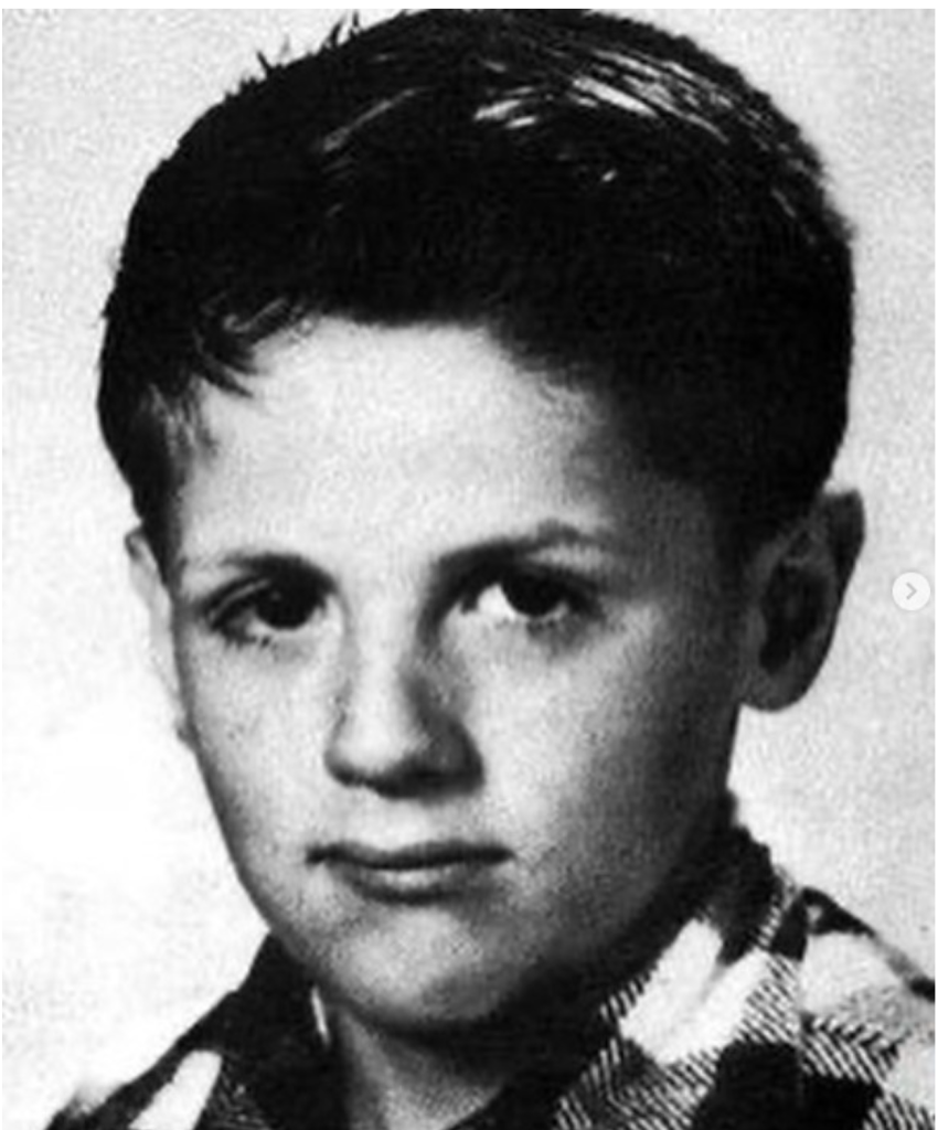 „W rodzinie nikt go nie kochał i nie wierzył, że odniesie sukces w przyszłości”: Czy potrafisz odgadnąć, kto jest przedstawiony na tym zdjęciu z dzieciństwa?